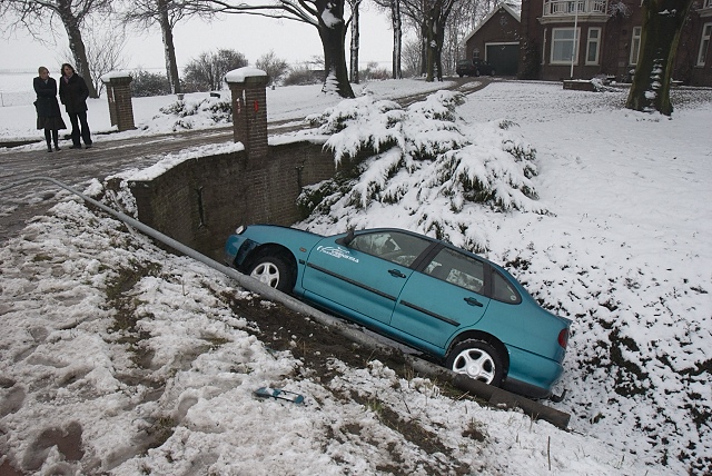 2010/23/20100124 001 Auto te water Hoofdweg.jpg